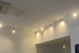 Éclairage design avec spots encastrés